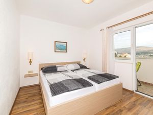 23724643-Ferienwohnung-4-Trogir-300x225-3