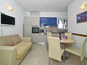 23727799-Ferienwohnung-4-Trogir-300x225-1