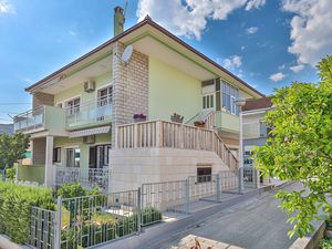 23740015-Ferienwohnung-5-Trogir-300x225-0