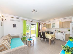 23740015-Ferienwohnung-5-Trogir-300x225-2