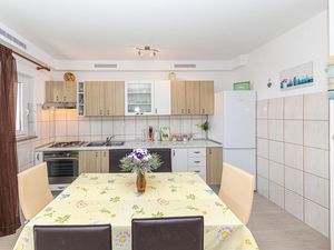 23740015-Ferienwohnung-5-Trogir-300x225-4