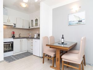 23745460-Ferienwohnung-4-Trogir-300x225-2