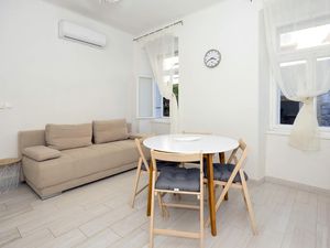 23754350-Ferienwohnung-3-Trogir-300x225-1