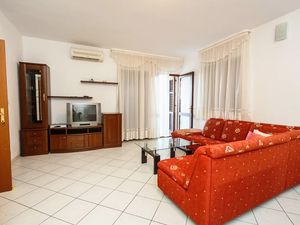 18323377-Ferienwohnung-6-Trogir-300x225-1