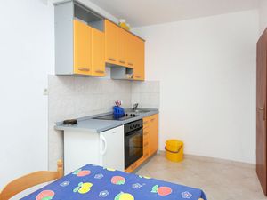 18321673-Ferienwohnung-4-Trogir-300x225-2