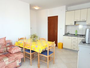 18322596-Ferienwohnung-2-Trogir-300x225-1