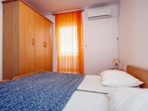 18321673-Ferienwohnung-4-Trogir-300x225-4