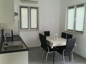 18322715-Ferienwohnung-8-Trogir-300x225-1