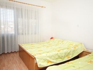 18322715-Ferienwohnung-8-Trogir-300x225-5