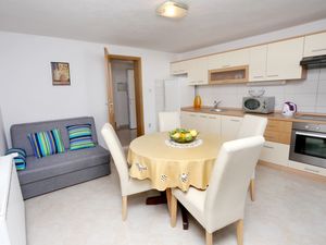 18323270-Ferienwohnung-4-Trogir-300x225-4