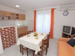 18322099-Ferienwohnung-2-Trogir-300x225-1