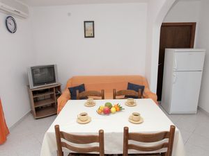 18322099-Ferienwohnung-2-Trogir-300x225-2