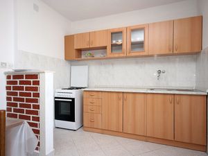 18322099-Ferienwohnung-2-Trogir-300x225-4