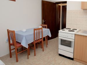 18322832-Ferienwohnung-2-Trogir-300x225-2