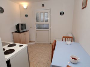 18322832-Ferienwohnung-2-Trogir-300x225-3