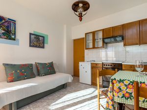 18510365-Ferienwohnung-4-Trogir-300x225-2