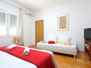 18688470-Ferienwohnung-2-Trogir-300x225-5