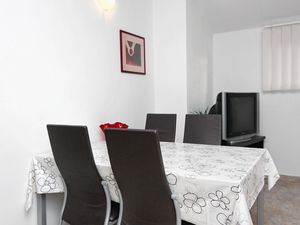 18693203-Ferienwohnung-2-Trogir-300x225-3