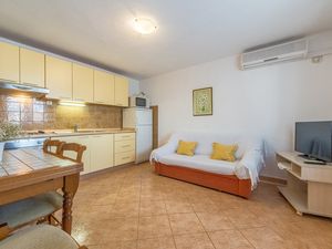 18976927-Ferienwohnung-2-Trogir-300x225-1