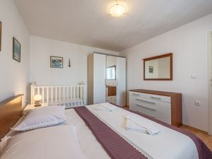 18976927-Ferienwohnung-2-Trogir-300x225-4