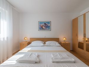 18976926-Ferienwohnung-5-Trogir-300x225-4