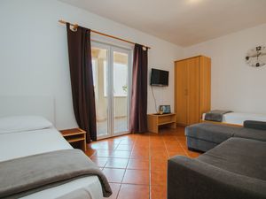 19009580-Ferienwohnung-4-Trogir-300x225-4