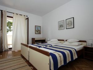 19059920-Ferienwohnung-4-Trogir-300x225-2