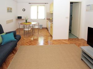 19059931-Ferienwohnung-5-Trogir-300x225-1