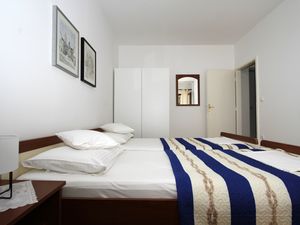 19059920-Ferienwohnung-4-Trogir-300x225-3