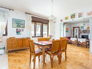 19129869-Ferienwohnung-4-Trogir-300x225-4