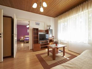 19184433-Ferienwohnung-4-Trogir-300x225-1