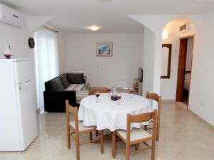 19308382-Ferienwohnung-5-Trogir-300x225-5