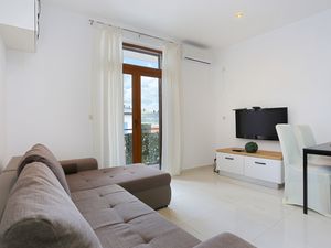 19375085-Ferienwohnung-5-Trogir-300x225-1