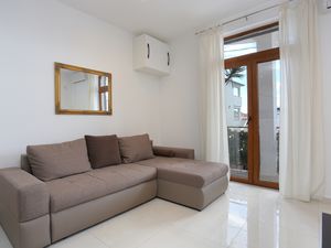 19375085-Ferienwohnung-5-Trogir-300x225-2