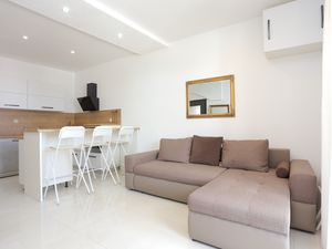 19375085-Ferienwohnung-5-Trogir-300x225-3