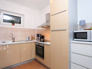 21666395-Ferienwohnung-4-Trogir-300x225-5