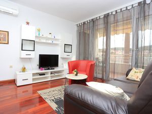 21666389-Ferienwohnung-6-Trogir-300x225-2