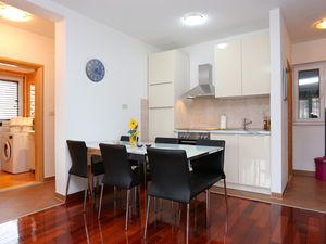 21666389-Ferienwohnung-6-Trogir-300x225-4