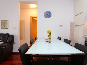 21666389-Ferienwohnung-6-Trogir-300x225-5