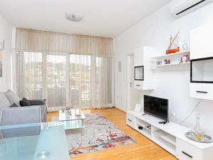 21666397-Ferienwohnung-4-Trogir-300x225-2