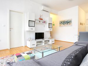 21666397-Ferienwohnung-4-Trogir-300x225-3