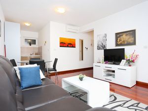 21666393-Ferienwohnung-4-Trogir-300x225-1