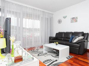 21666393-Ferienwohnung-4-Trogir-300x225-3