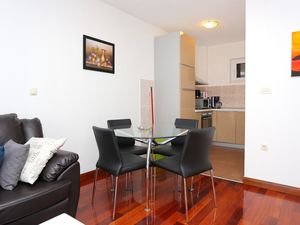 21666393-Ferienwohnung-4-Trogir-300x225-4