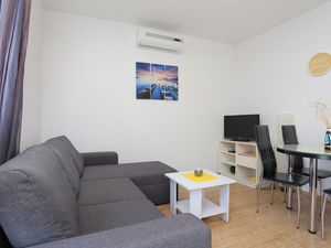 21944107-Ferienwohnung-3-Trogir-300x225-2