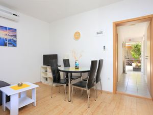 21944107-Ferienwohnung-3-Trogir-300x225-3