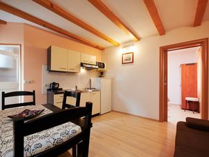 21948915-Ferienwohnung-4-Trogir-300x225-4