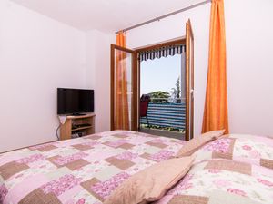 22074399-Ferienwohnung-4-Trogir-300x225-2