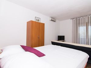 22075311-Ferienwohnung-3-Trogir-300x225-5