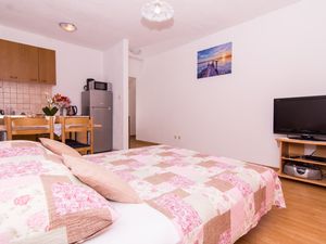 22074399-Ferienwohnung-4-Trogir-300x225-3